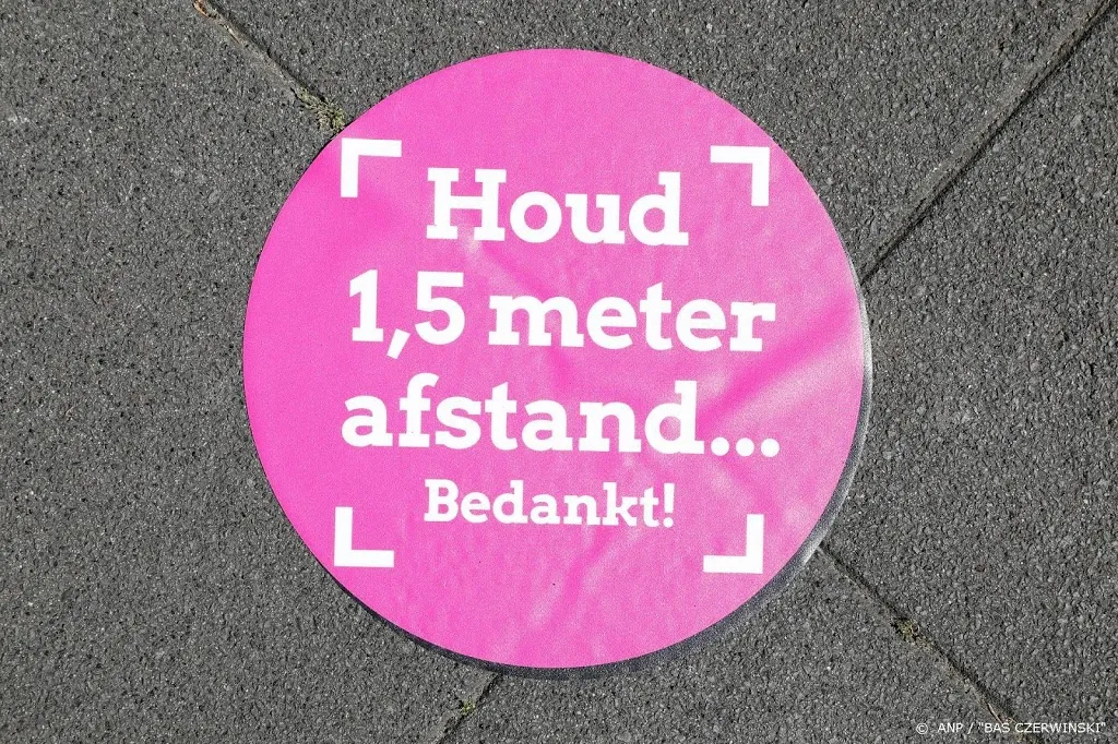 anderhalve meter afstand houden steeds moeilijker1591961293