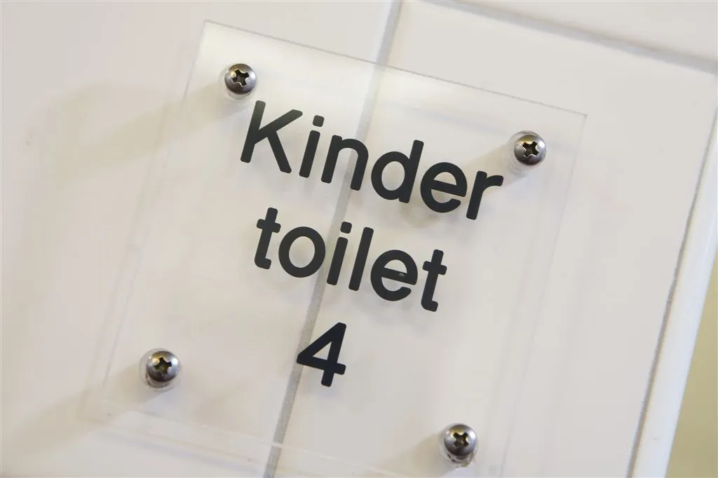 apart toilet voor migrantenkinderen1475394257