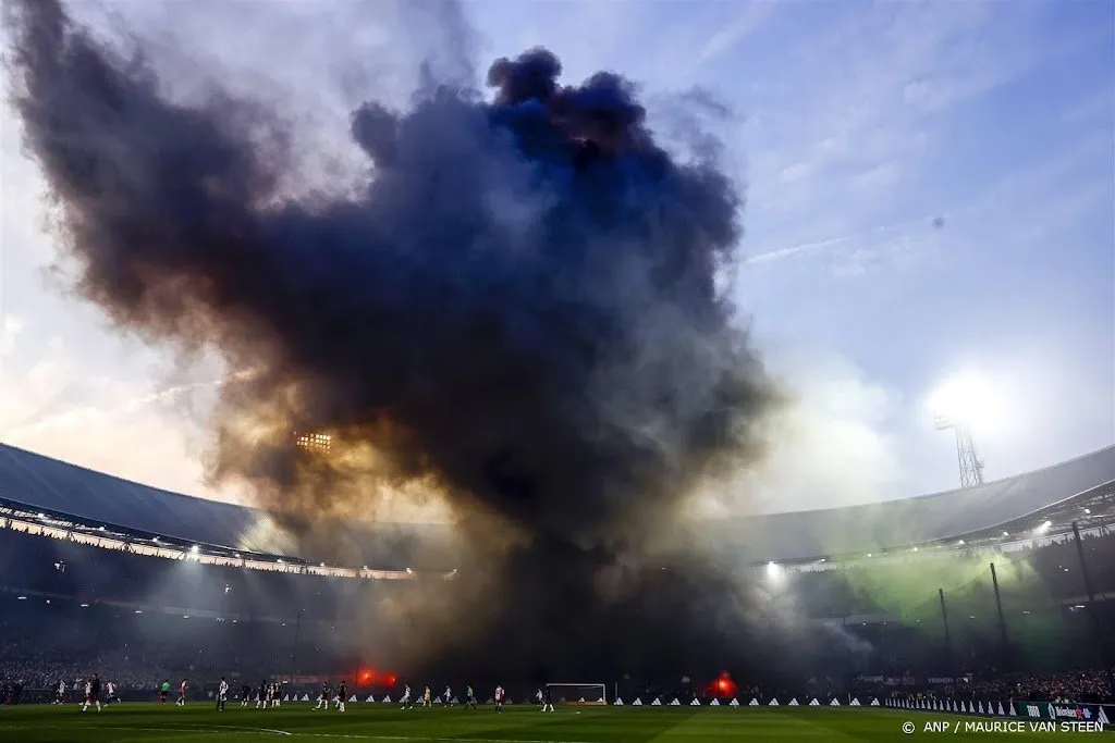 arbiter legt duel tussen feyenoord en ajax stil na vuurwerk1680718459