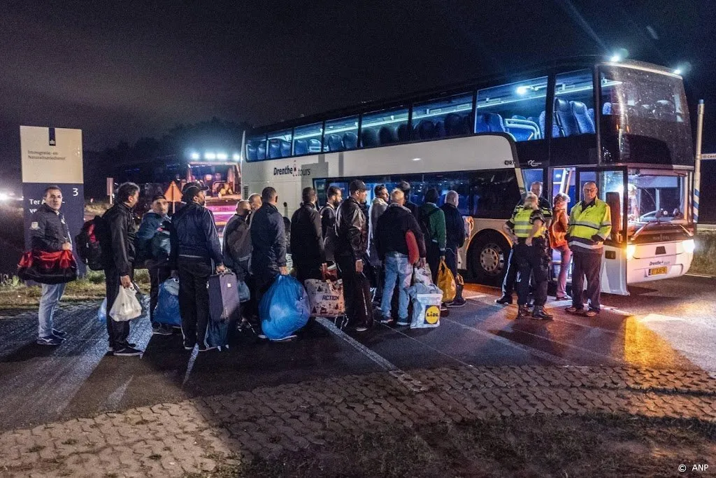 asielzoekers ter apel gaan met bussen naar elders voor onderdak1661555077