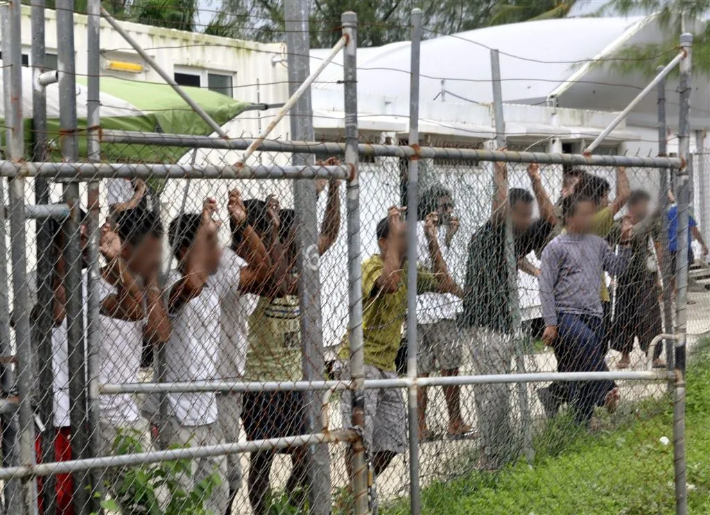 australie sluit omstreden vluchtelingenkamp1471424489