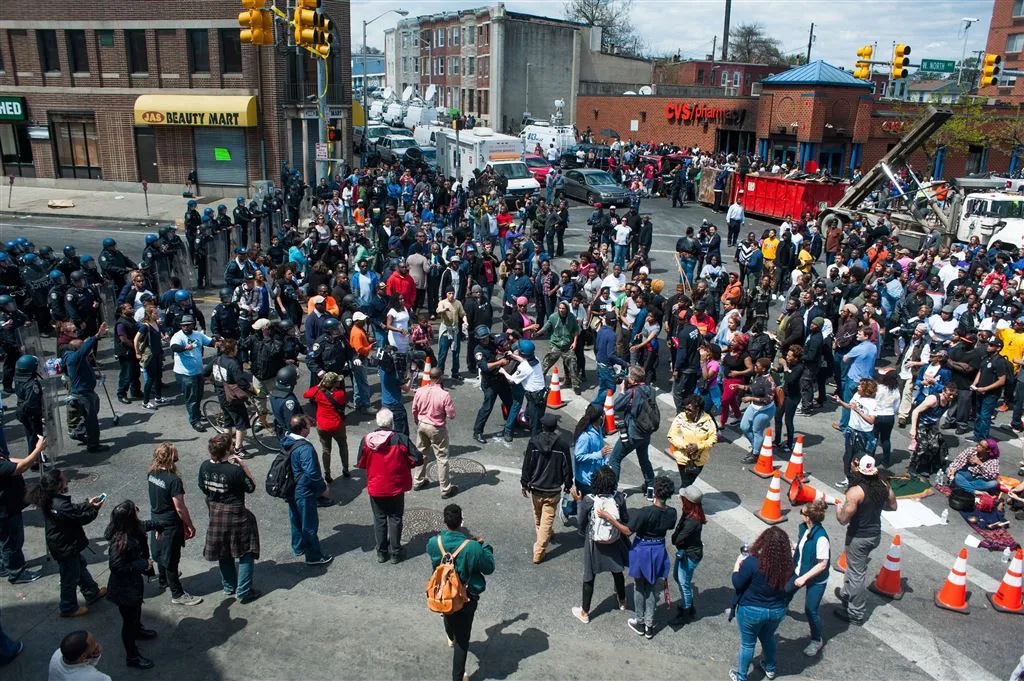 avondklok in baltimore toch mensen op straat1430278087