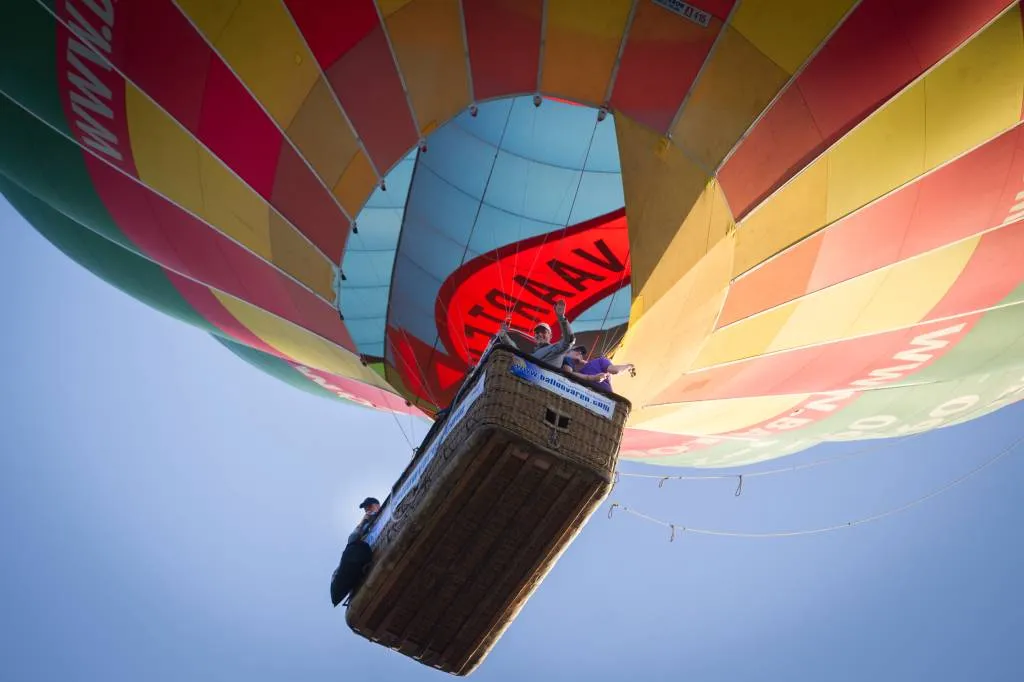 ballonvaarders uit hoogspanningsmast gered1538348191