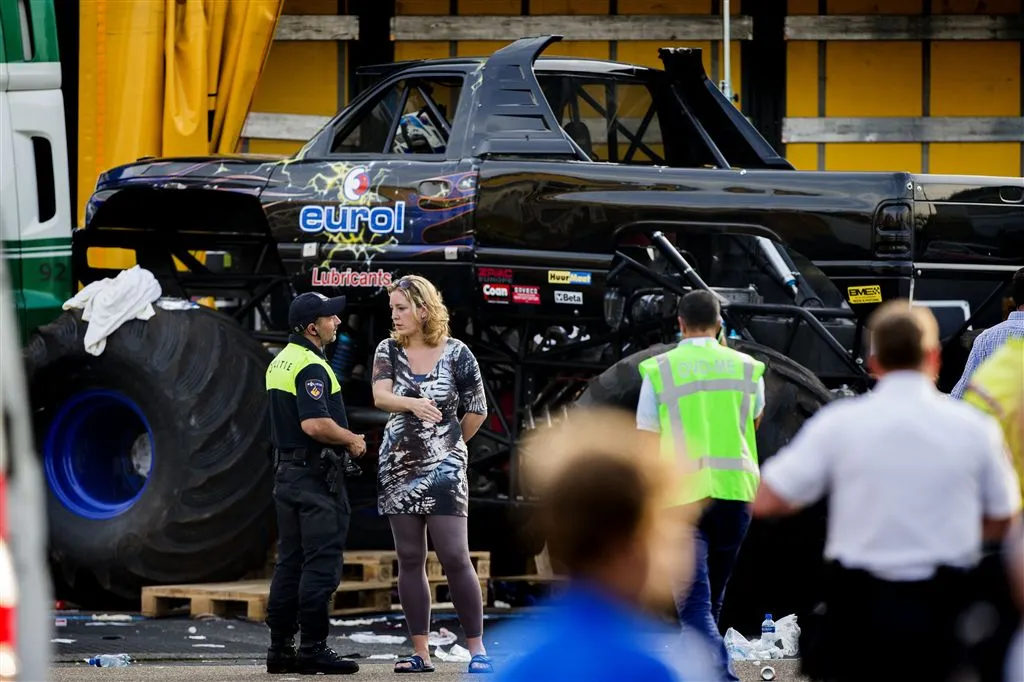 bestuurder monstertruck compleet gebroken1411983610