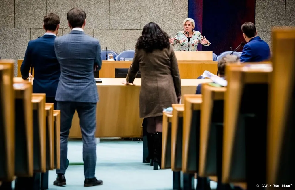 bijleveld blijft aan met nipte steun kamer1573004657