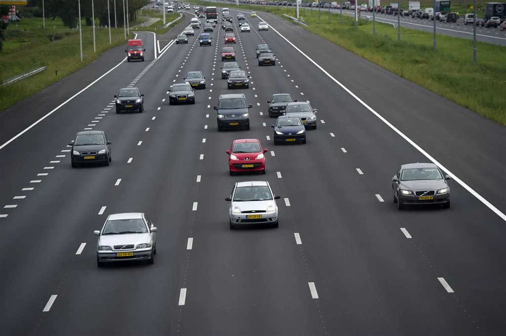 bijna 8 miljoen autos op nederlandse wegen1408695610