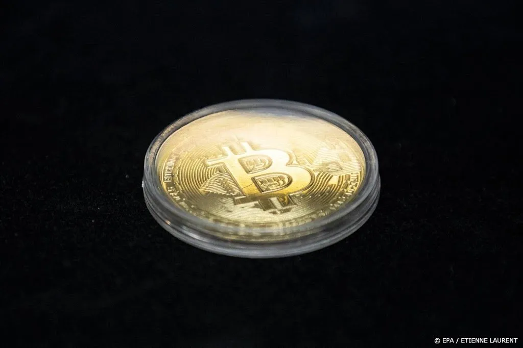 bitcoin voor eerst in maand weer even boven 24 000 dollar1658339600