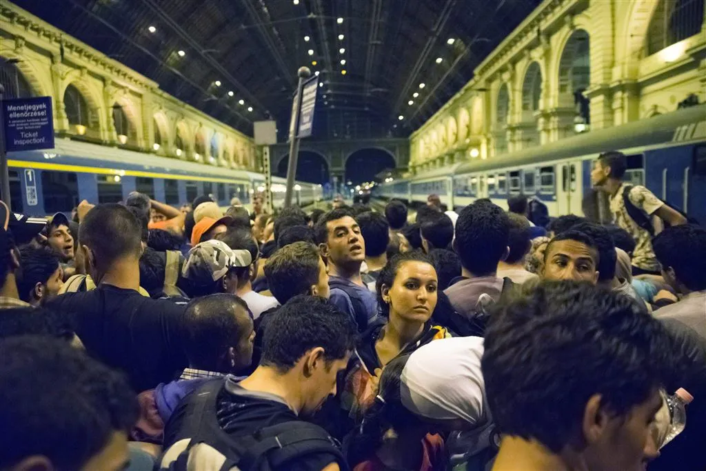 boedapest sluit station om vluchtelingen1441096110