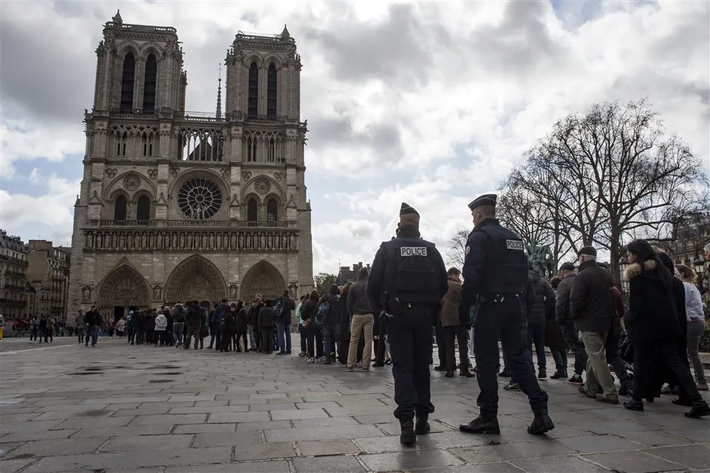 bomauto nabij notre dame1473245057