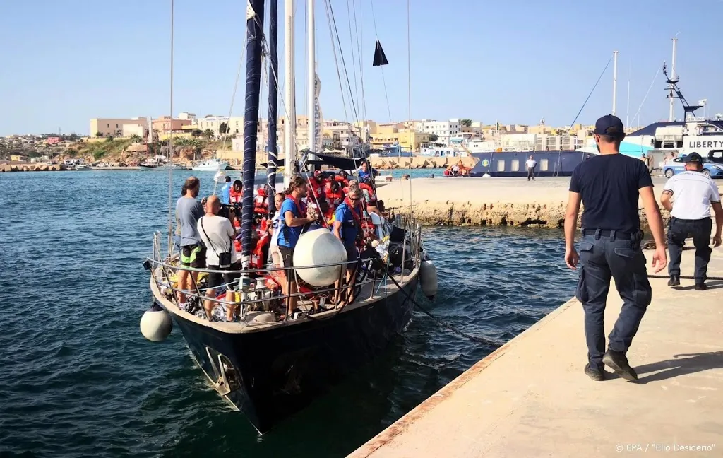 boot met 150 migranten meert aan in sicilie1581595927