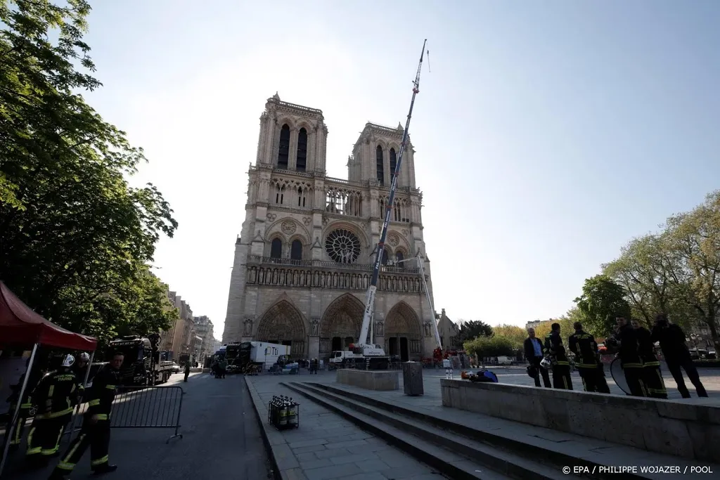 bouwvakkers negeerden rookverbod notre dame1556106012