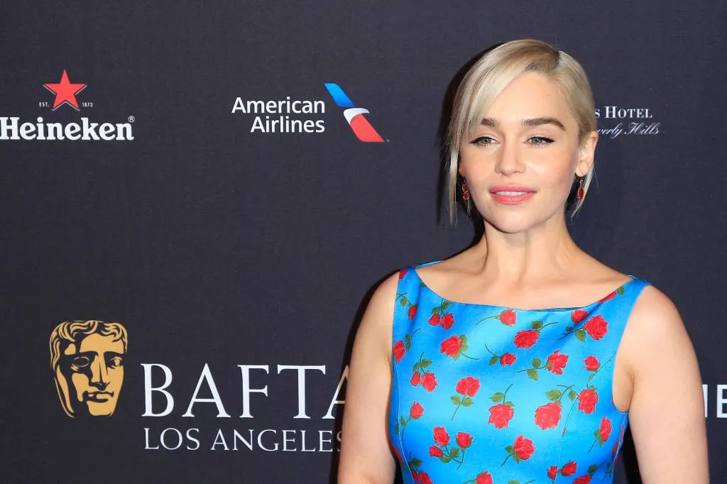 brad pitt biedt ton voor date emilia clarke1515338884