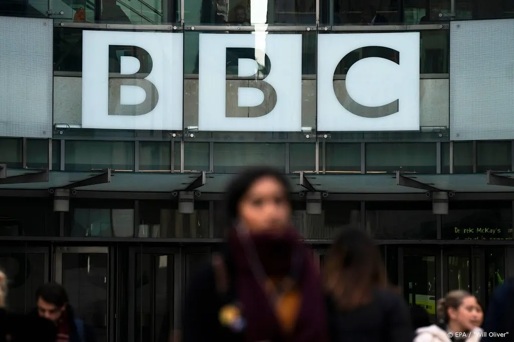 britse premier johnson dwingt bbc tot bezuinigen1581841233
