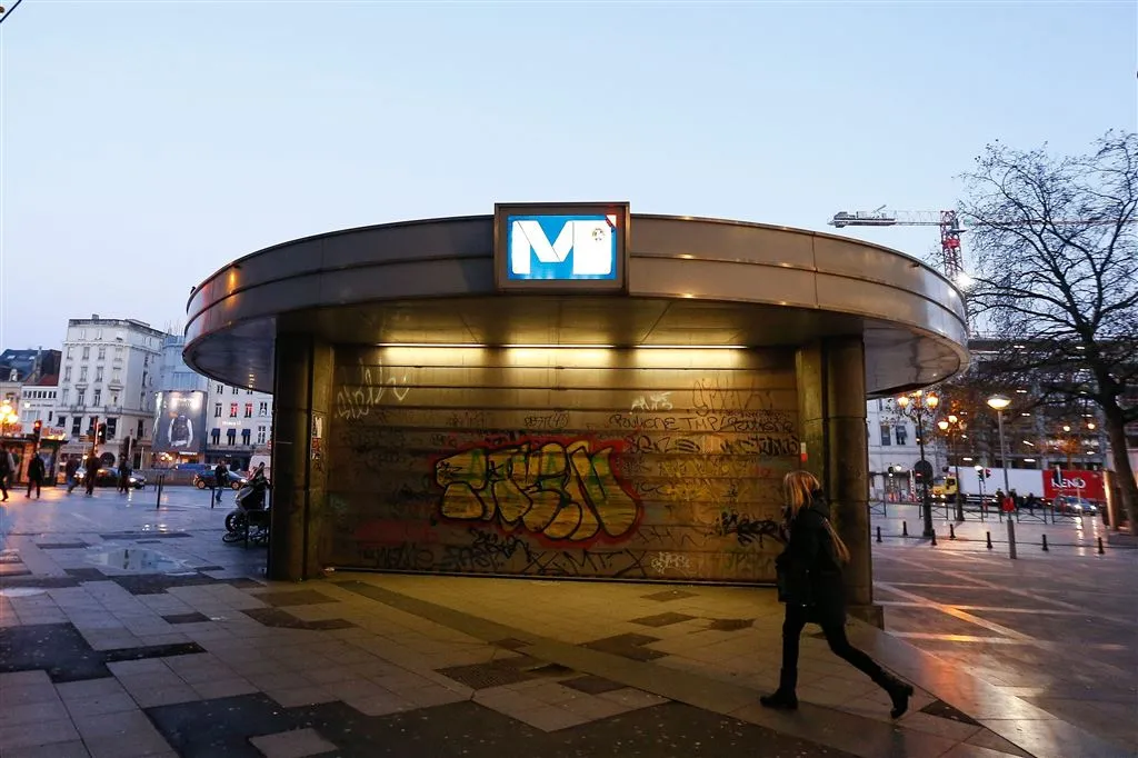 brussel kan weer met de metro en naar school1448430996