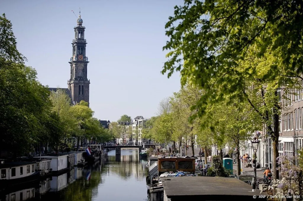 busje met toeristen rijdt prinsengracht in amsterdam in1648903766