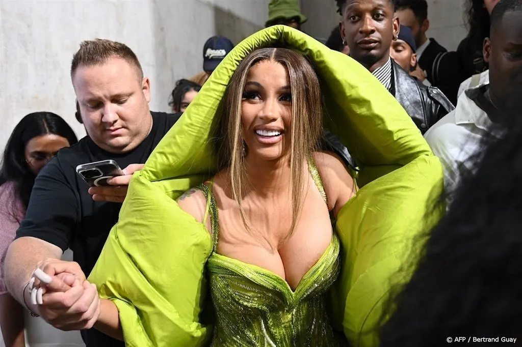 cardi b smijt microfoon naar concertbezoeker die drank gooide1690720371