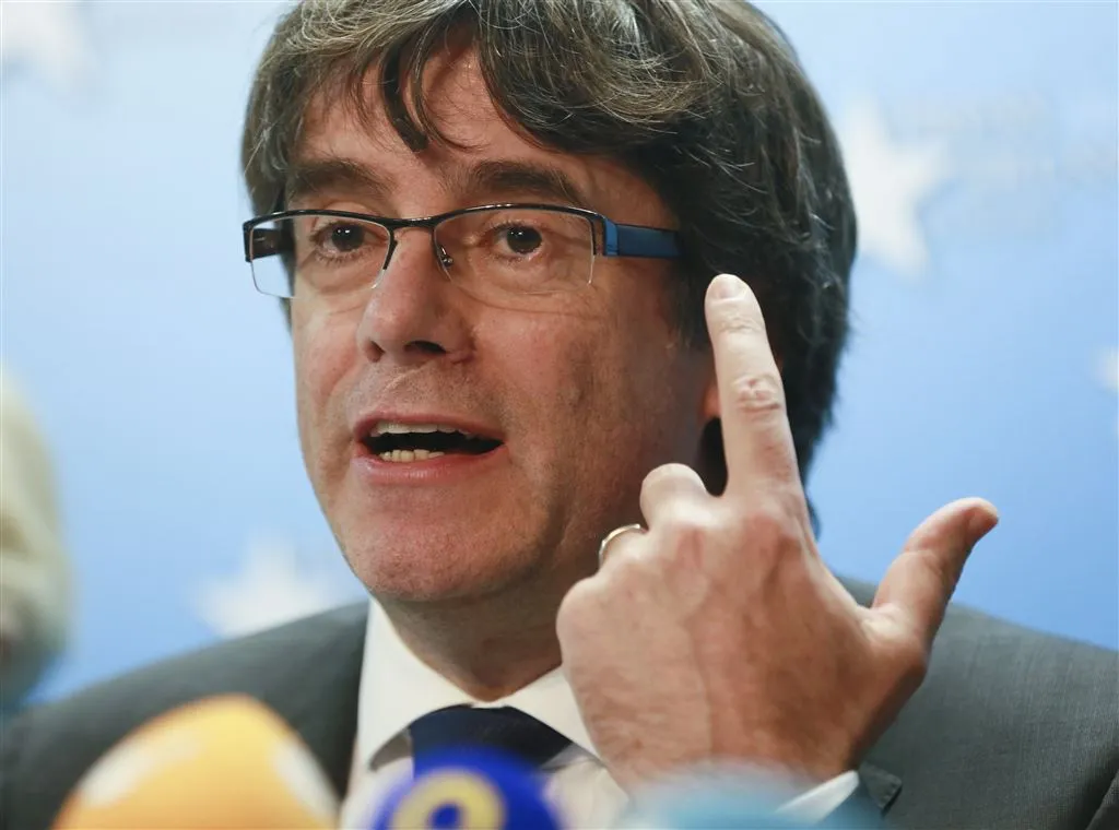 catalaanse leider puigdemont geeft zich aan1509887525