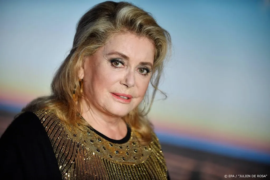 catherine deneuve 76 in ernstige toestand in ziekenhuis1573037532