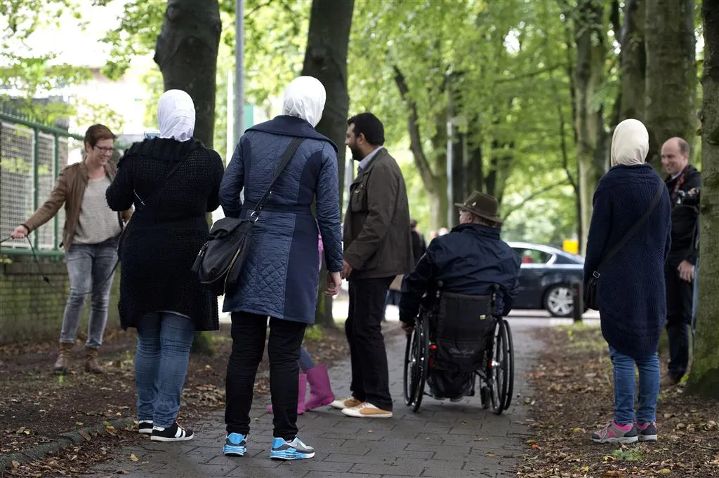 chaos in asielzoekerscentrum weert1442404814