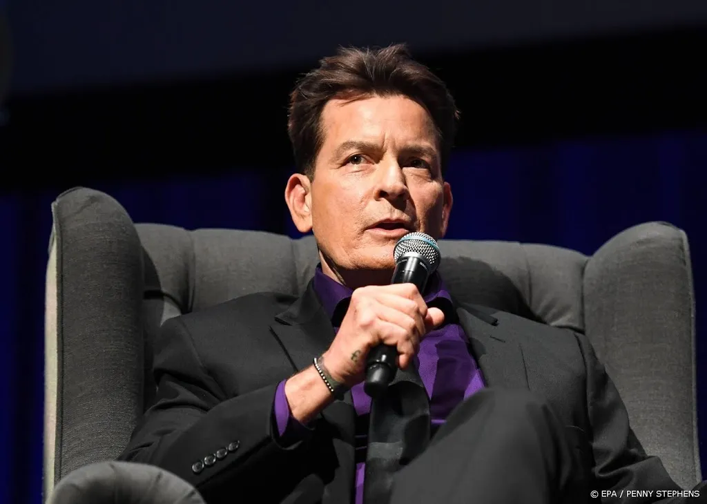 charlie sheen nog altijd rouwig over ontslag two and a half men1614522024