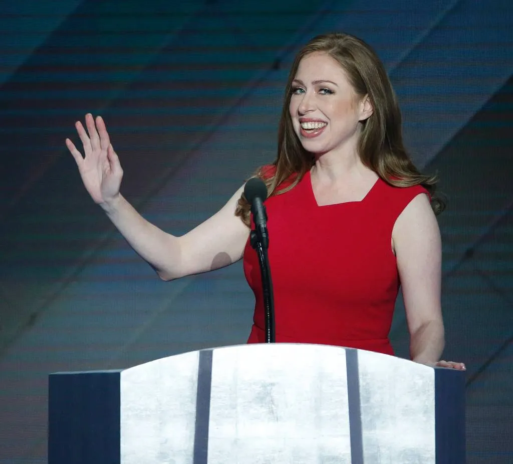 chelsea clinton haalt uit naar donald trump1513823523