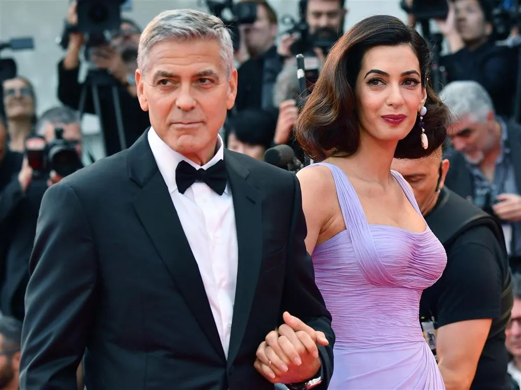 clooney dochter lijkt godzijdank op amal1504484509