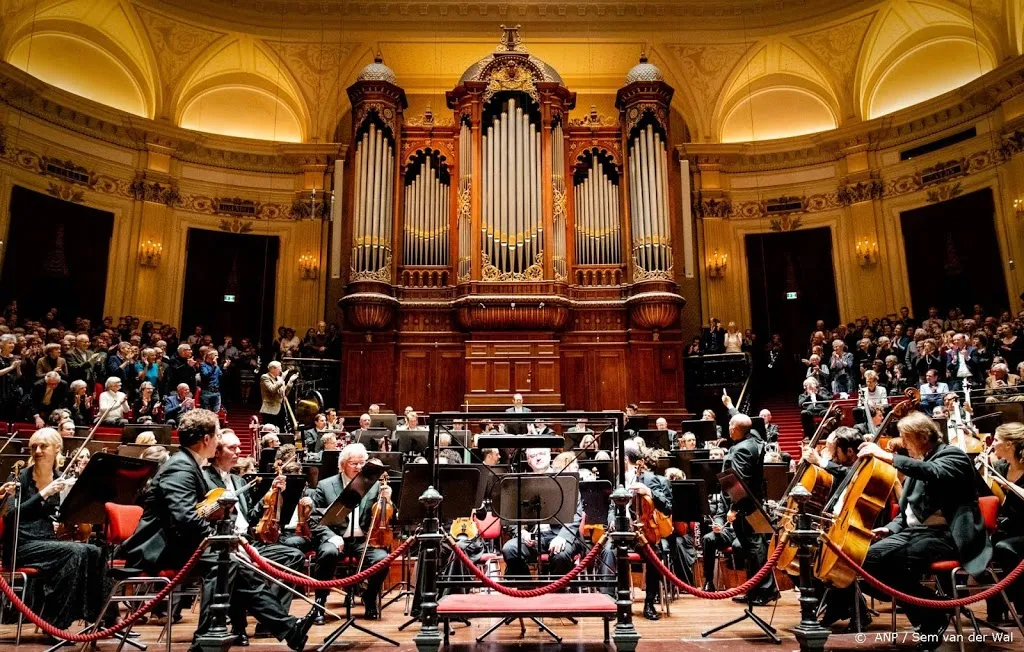 concertgebouworkest speelt telkens als avondklok ingaat1611312019