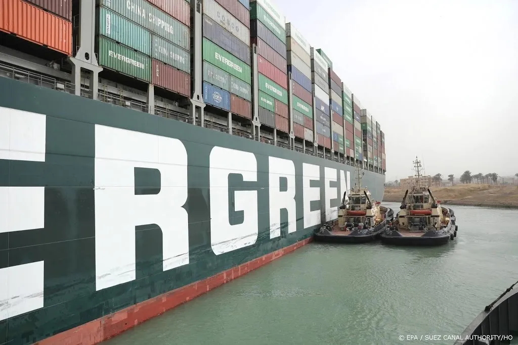 containerschip dat vastliep in suezkanaal drijft weer1616992329