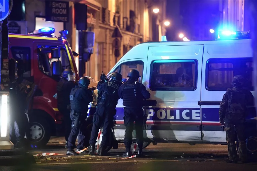 daders bataclan bliezen zichzelf op1447476017