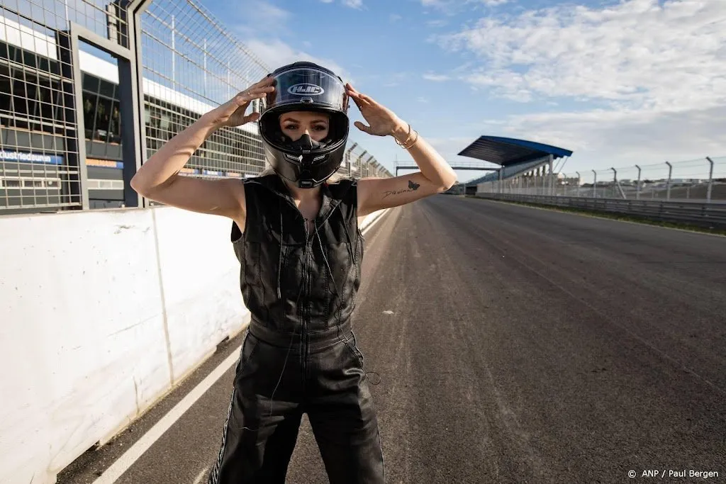 davina michelle zingt volkslied voor volle tribunes in zandvoort1630847066