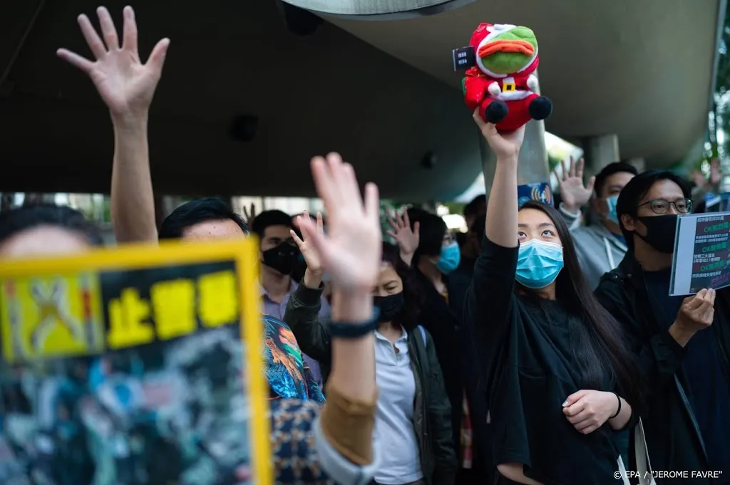 demonstrant hongkong opent vuur op politie1576914037