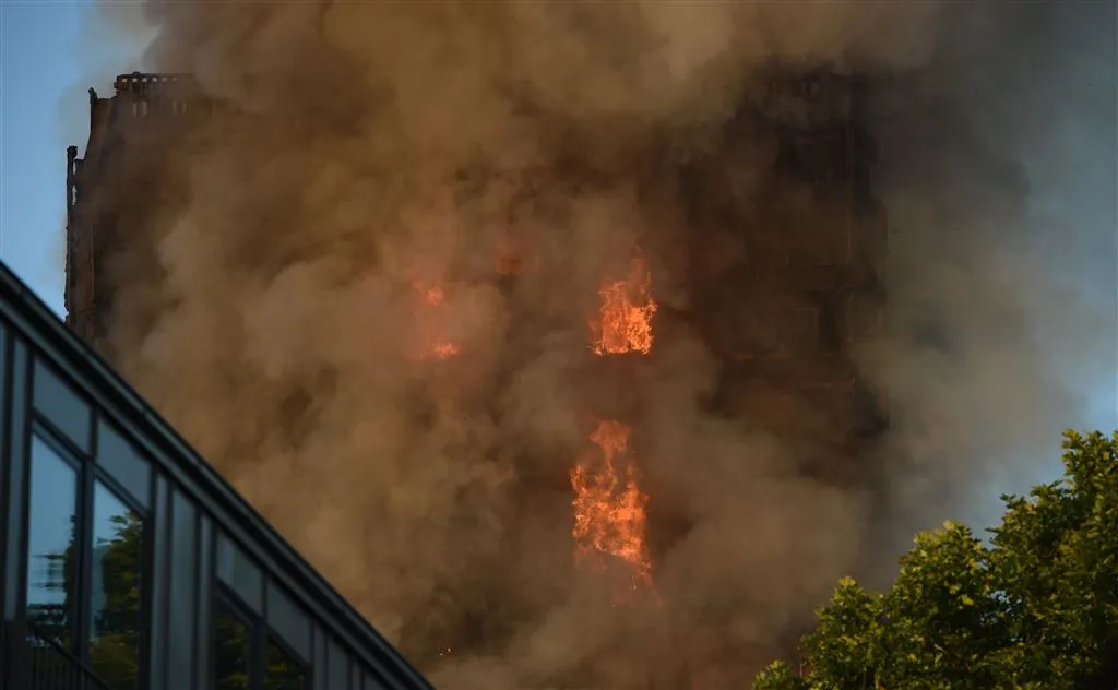 dertig gewonden bij brand in torenflat londen1497419772