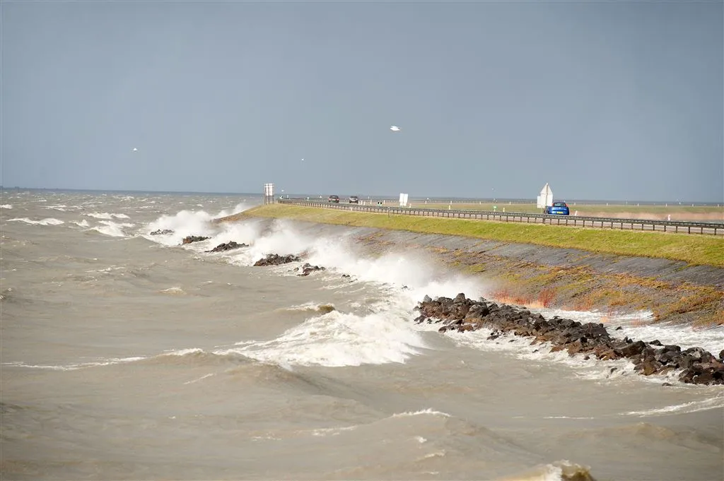 dijk lelystad enkhuizen dicht vanwege storm1427796248