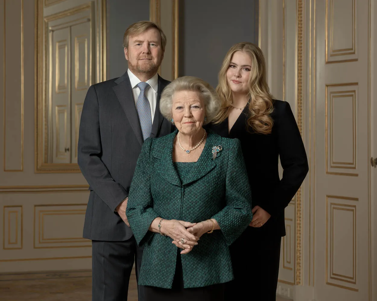 driegeneratieportret koning willem alexander prinses beatrix en prinses van oranje 01