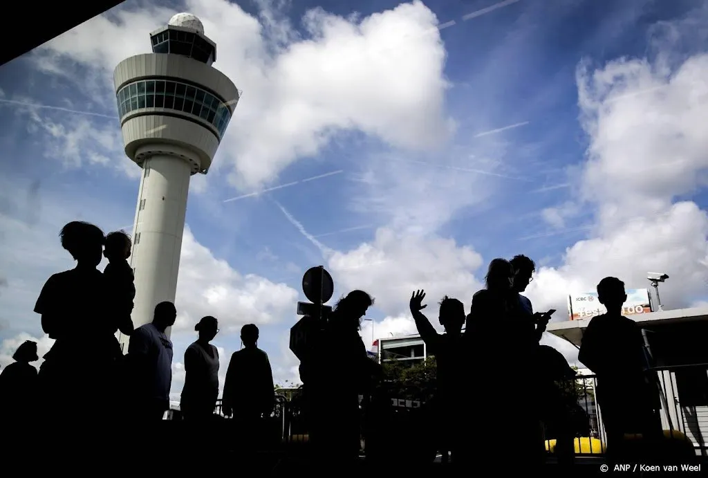 drukke dag op schiphol door begin zomervakantie in zuiden1658483541