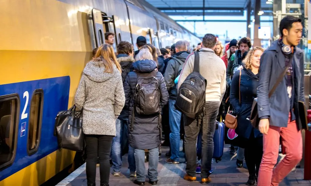 drukker in treinen rustig op de weg1512979682