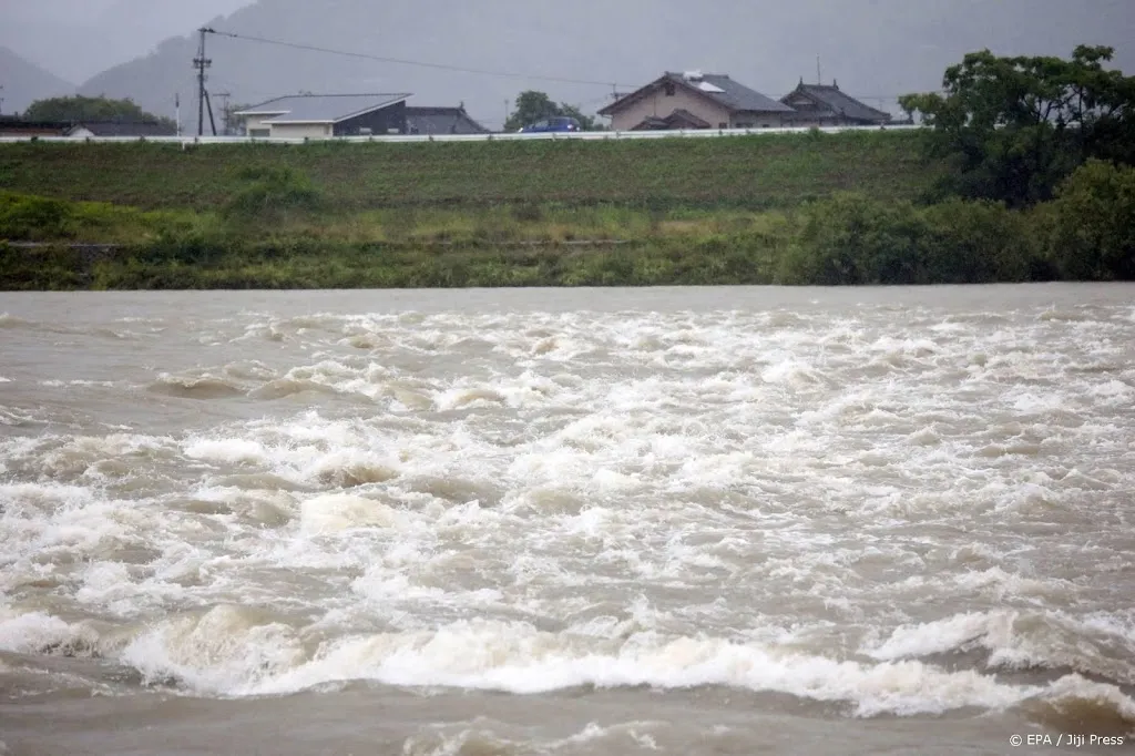 duizenden japanners geevacueerd na zware regen1563686261