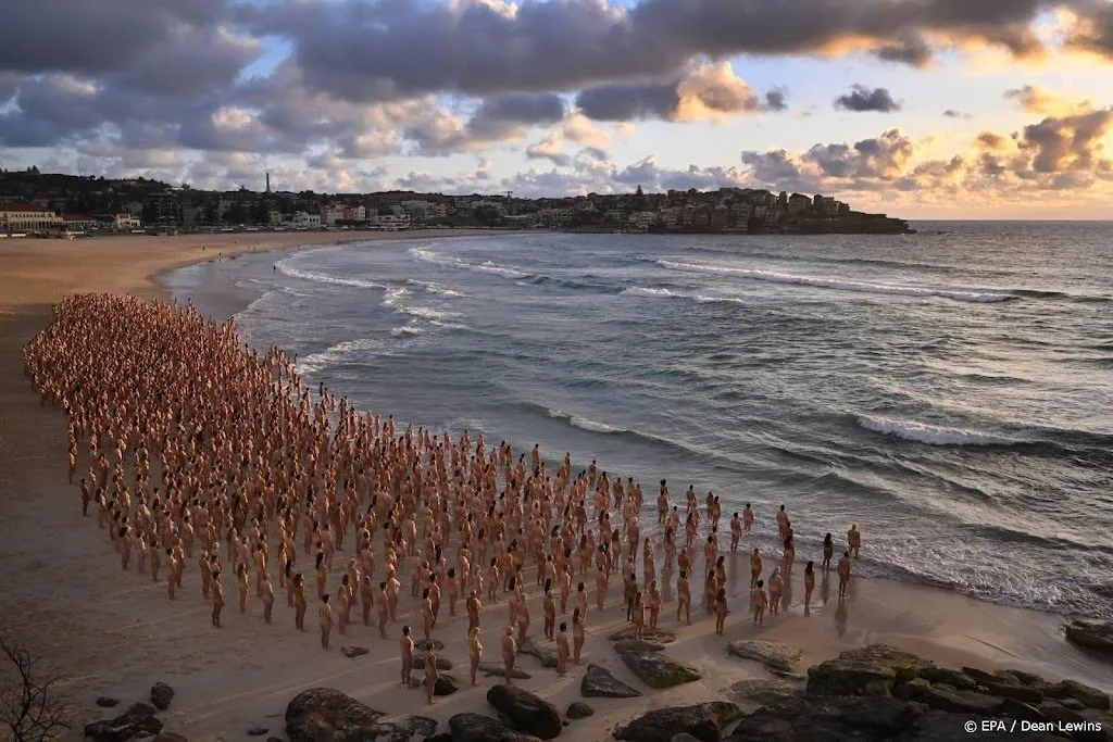 duizenden naakte mensen op strand sydney tegen huidkanker1669429238