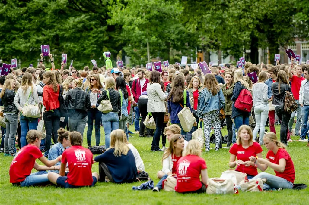 duizenden studenten beginnen aan introductie1439177534