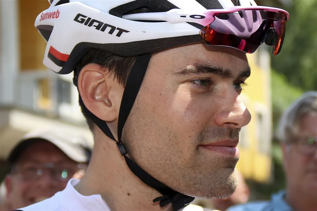 dumoulin verliest tijd maar behoudt leiding1495552630