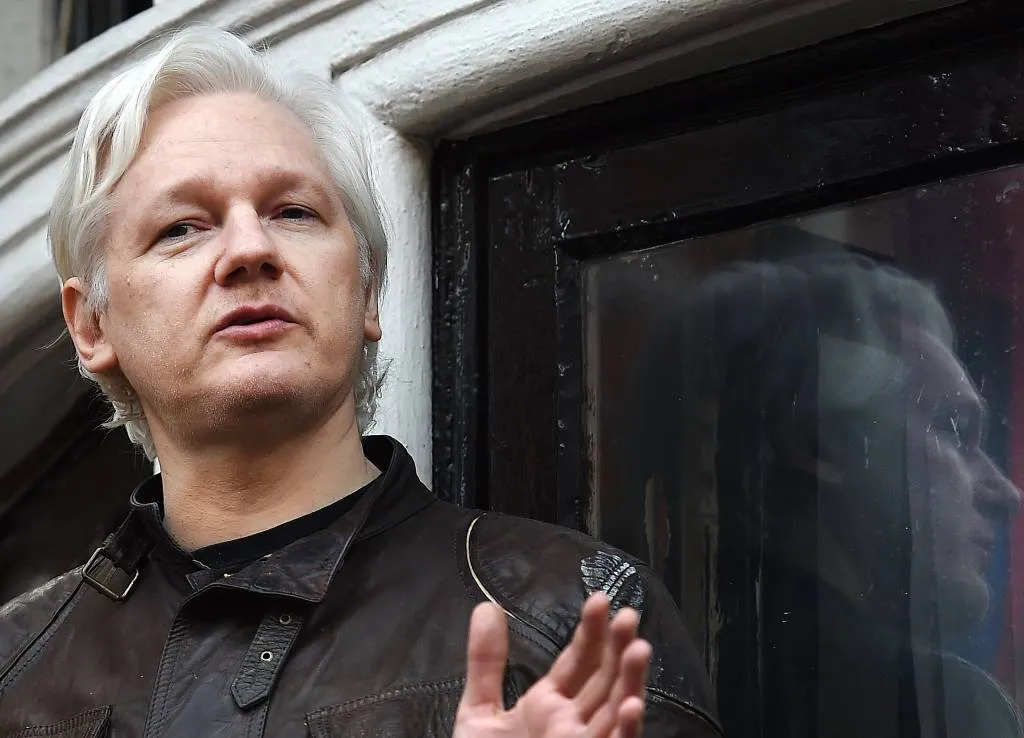 ecuador wilde assange naar moskou sturen1537581858