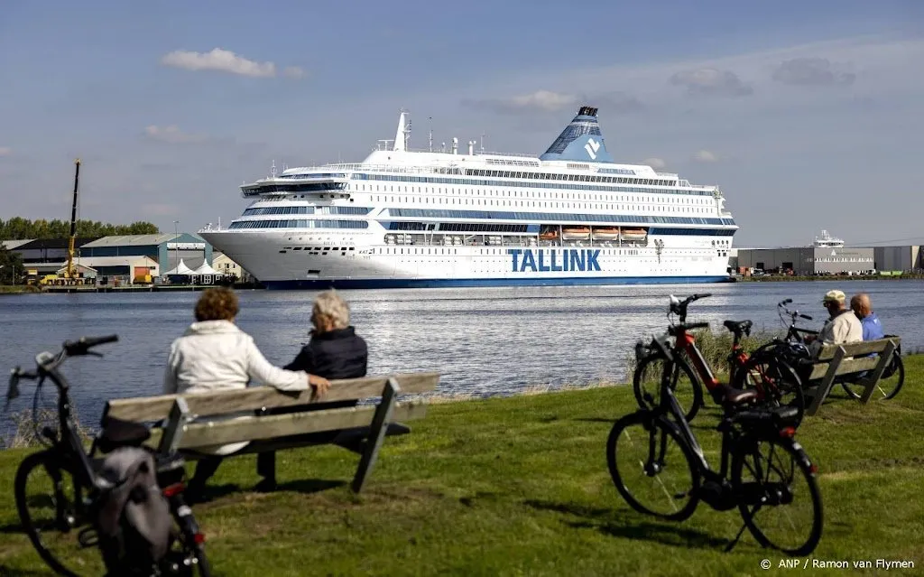 eerste asielzoekers komen naar cruiseschip in velsen noord1664158583