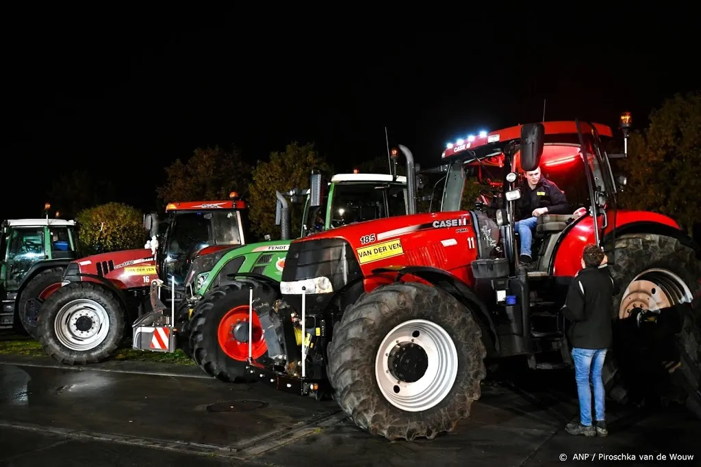 eerste boeren in den haag gearriveerd voor trekkerdefile1605588506