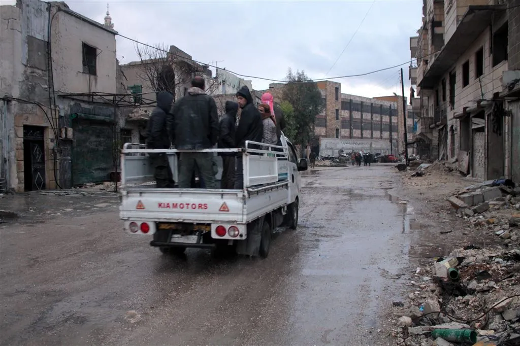 eerste bussen met evacues verlaten aleppo1481800324