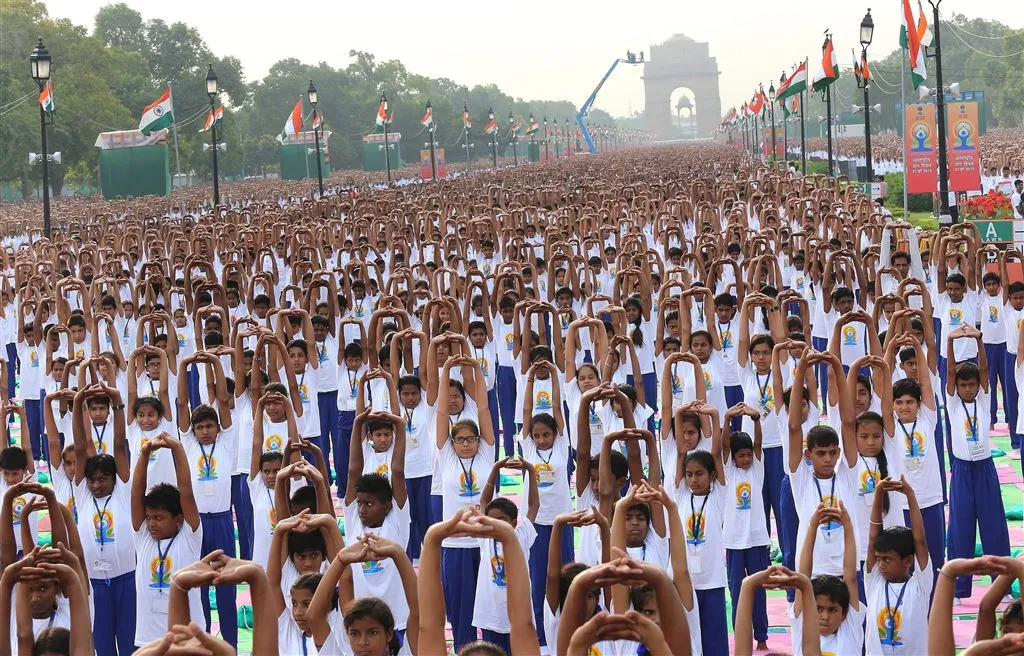 eerste dag van de yoga groot succes in india1434870501