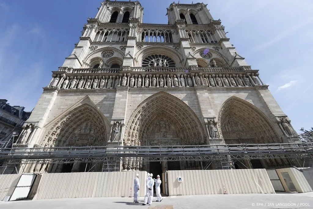 eerste ingestorte stenen gewelf notre dame hersteld1669914085