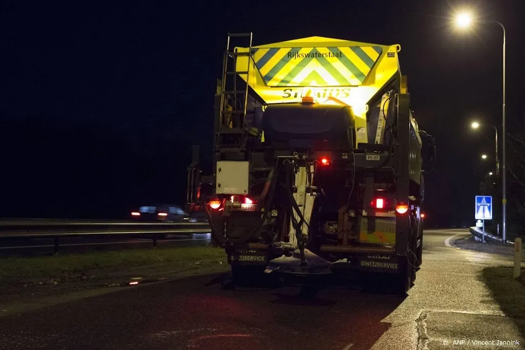 eerste landelijke strooiactie 25 miljoen kilo zout op de wegen1638168525