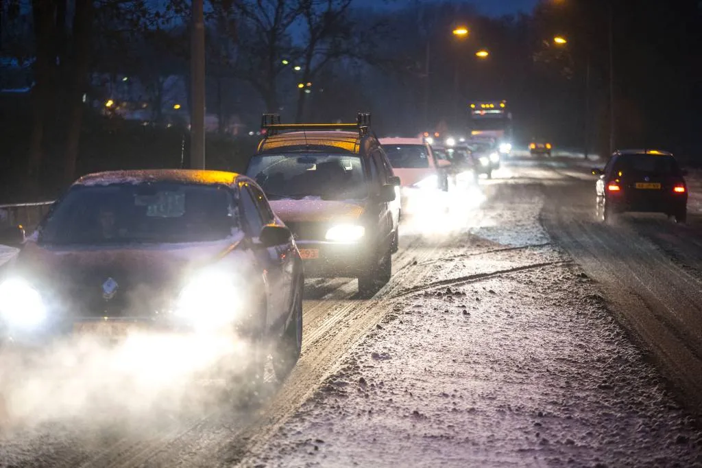 eerste sneeuw gevallen code geel om gladheid1511658967