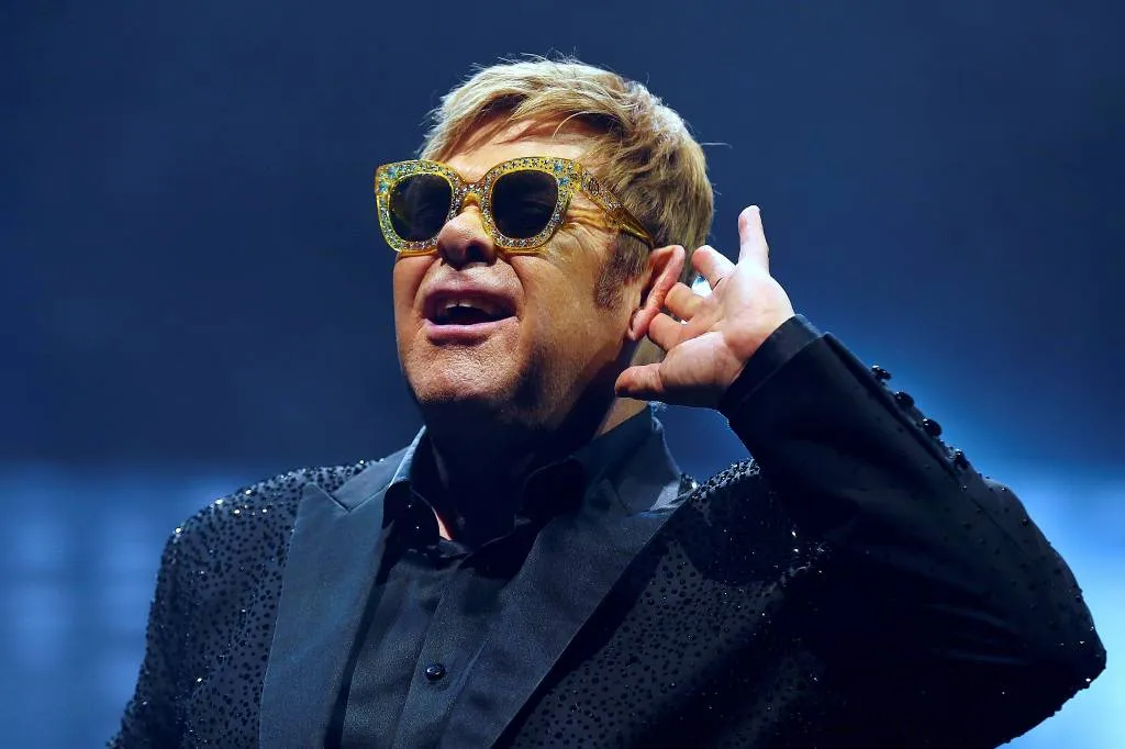 elton john neemt afscheid van moeder1515000965