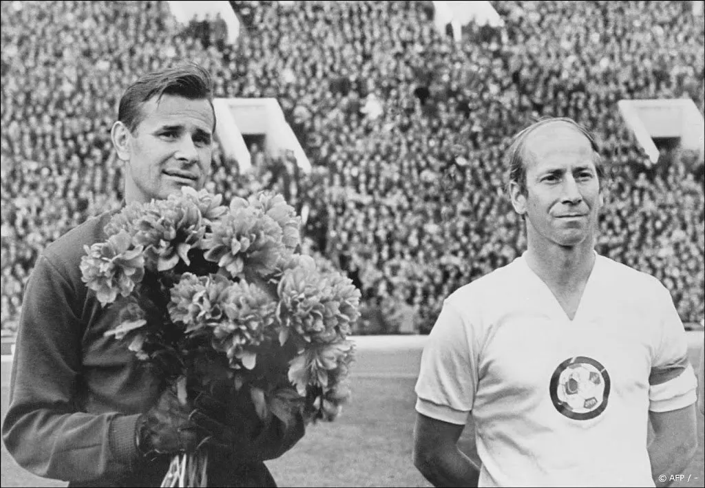 engels voetbalicoon bobby charlton op 86 jarige leeftijd overleden1697902648